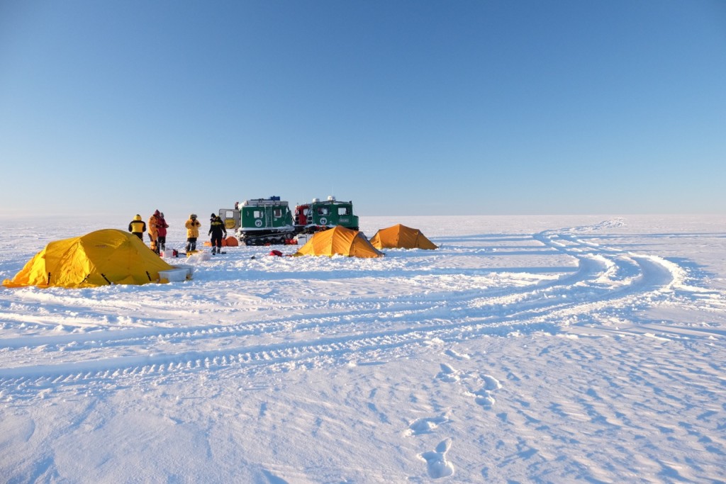 Setting up camp at Law Dome. The two “Häggs” are in the background. Note the perfect drilling conditions: clear skies and no wind!